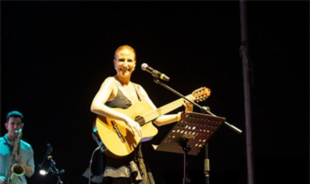 Çim Konserleri İzmirlileri müzikle buluşturmaya devam ediyor